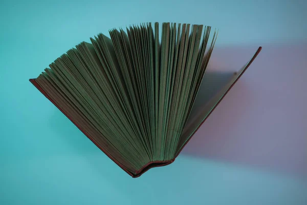 Hermosas Páginas Libros Abiertos Color Luz Neón Sobre Una Mesa — Foto de Stock