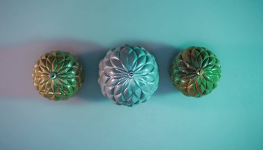 Masada ve gece arkaplanda çok güzel bir Noel balosu. Üst görünüm.