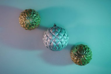 Masada ve gece arkaplanda çok güzel bir Noel balosu. Üst görünüm.