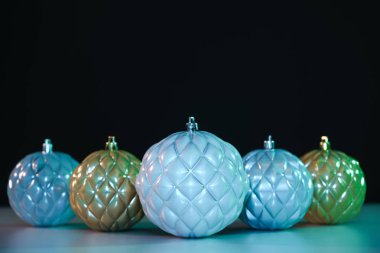 Masada ve gece arkaplanda çok güzel bir Noel balosu.. 