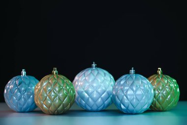 Masada ve gece arkaplanda çok güzel bir Noel balosu.. 