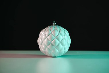 Masada ve gece arkaplanda çok güzel bir Noel balosu.. 