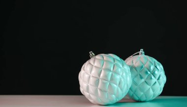 Masada ve gece arkaplanda çok güzel bir Noel balosu.. 