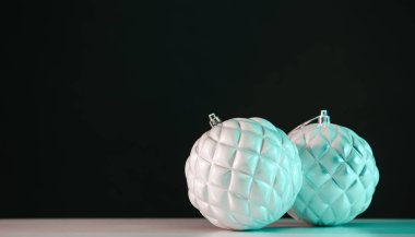 Masada ve gece arkaplanda çok güzel bir Noel balosu.. 