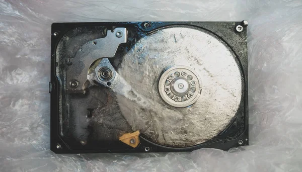 Menutup Detail Terbuka Yang Indah Hard Disk Beku Pada Latar — Stok Foto