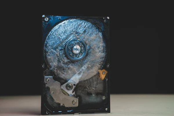 Menutup Detail Terbuka Yang Indah Hard Disk Beku Pada Latar — Stok Foto