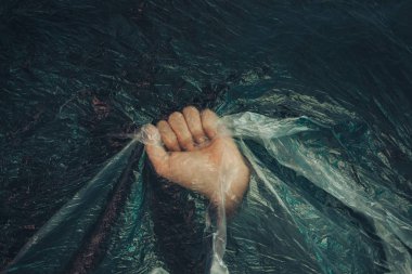 Güzel soyut plastik selofan çanta arka planı. İnsan eli avuç içi duruşu. Plastik Torba Konsepti yok, dünyayı kurtar, dünyayı koru.