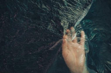 Güzel soyut plastik selofan çanta arka planı. İnsan eli avuç içinin durduğunu gösteriyor. Plastik Torba Konsepti yok, dünyayı kurtar, dünyayı koru.