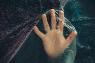 Güzel soyut plastik selofan çanta arka planı. İnsan eli avuç içinin durduğunu gösteriyor. Plastik Torba Konsepti yok, dünyayı kurtar, dünyayı koru.