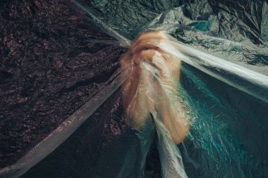 Güzel soyut plastik selofan çanta arka planı. İnsan eli avuç içinin durduğunu gösteriyor. Plastik Torba Konsepti yok, dünyayı kurtar, dünyayı koru.