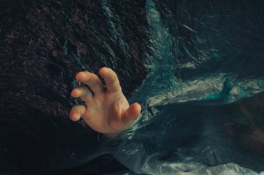 Güzel soyut plastik selofan çanta arka planı. İnsan eli avuç içinin durduğunu gösteriyor. Plastik Torba Konsepti yok, dünyayı kurtar, dünyayı koru.