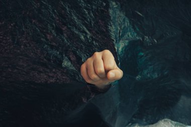 Güzel soyut plastik selofan çanta arka planı. İnsan eli avuç içi duruşu. Plastik Torba Konsepti yok, dünyayı kurtar, dünyayı koru.