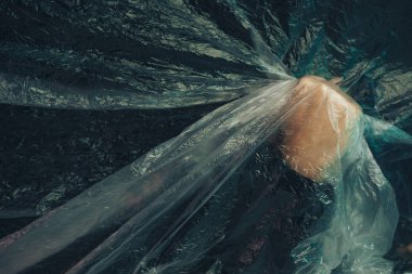 Güzel soyut plastik selofan çanta arka planı. İnsan eli avuç içinin durduğunu gösteriyor. Plastik Torba Konsepti yok, dünyayı kurtar, dünyayı koru.