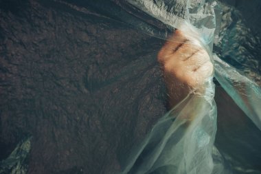 Güzel soyut plastik selofan çanta arka planı. İnsan eli avuç içi duruşu. Plastik Torba Konsepti yok, dünyayı kurtar, dünyayı koru.