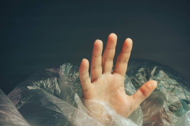 Güzel soyut plastik selofan çanta renkli ışık arka planı. İnsan avuç içi duruşu. Plastik Torba Konsepti yok, dünyayı kurtar, dünyayı koru.