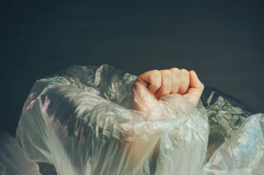 Güzel soyut plastik selofan çanta renkli ışık arka planı. İnsan eli yumruk duruşu. Plastik Torba Konsepti yok, dünyayı kurtar, dünyayı koru.