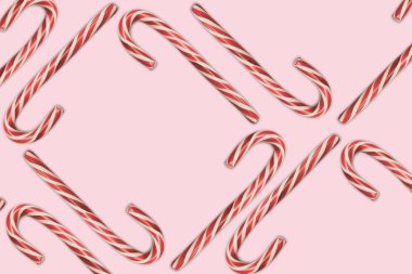 Pembe masa arkasında çizgili şeker kamışları..