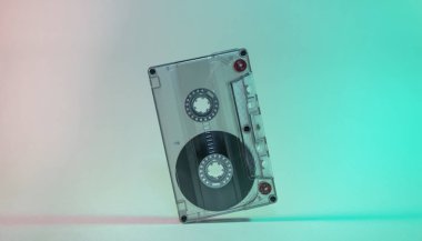 Neon ışıklı güzel ses kaseti. Minimalizm retro tarzı konsept. 80 'ler. Tasarım için arkaplan deseni.