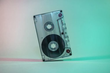Neon ışıklı güzel ses kaseti. Minimalizm retro tarzı konsept. 80 'ler. Tasarım için arkaplan deseni.