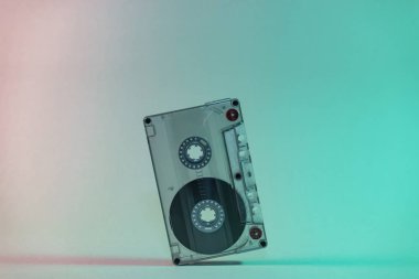 Neon ışıklı güzel ses kaseti. Minimalizm retro tarzı konsept. 80 'ler. Tasarım için arkaplan deseni.