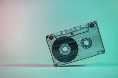 Neon ışıklı güzel ses kaseti. Minimalizm retro tarzı konsept. 80 'ler. Tasarım için arkaplan deseni.