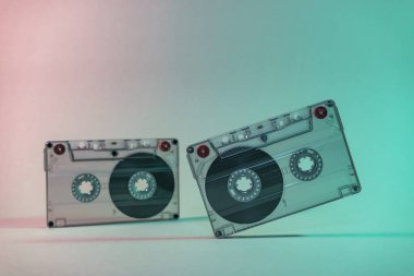 Neon ışıklı güzel ses kaseti. Minimalizm retro tarzı konsept. 80 'ler. Tasarım için arkaplan deseni.