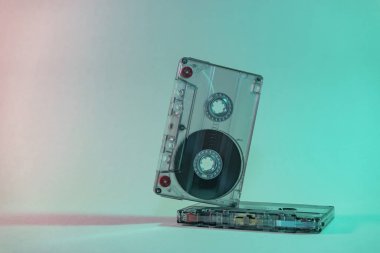 Neon ışıklı güzel ses kaseti. Minimalizm retro tarzı konsept. 80 'ler. Tasarım için arkaplan deseni.