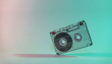 Neon ışıklı güzel ses kaseti. Minimalizm retro tarzı konsept. 80 'ler. Tasarım için arkaplan deseni.