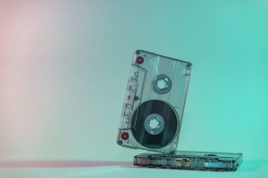 Neon ışıklı güzel ses kaseti. Minimalizm retro tarzı konsept. 80 'ler. Tasarım için arkaplan deseni.