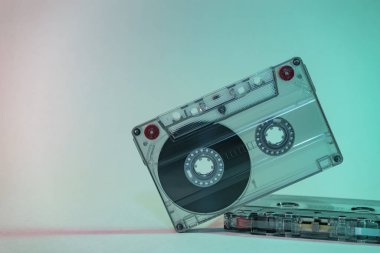 Neon ışıklı güzel ses kaseti. Minimalizm retro tarzı konsept. 80 'ler. Tasarım için arkaplan deseni.