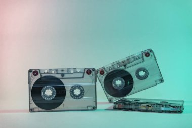 Neon ışıklı güzel ses kaseti. Minimalizm retro tarzı konsept. 80 'ler. Tasarım için arkaplan deseni.