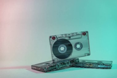 Neon ışıklı güzel ses kaseti. Minimalizm retro tarzı konsept. 80 'ler. Tasarım için arkaplan deseni.