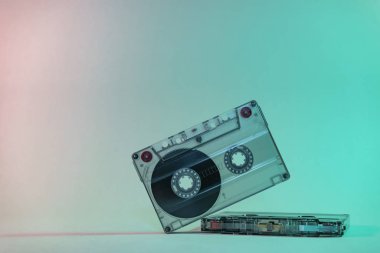 Neon ışıklı güzel ses kaseti. Minimalizm retro tarzı konsept. 80 'ler. Tasarım için arkaplan deseni.