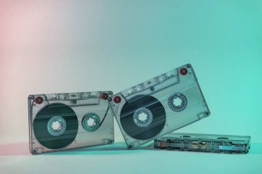 Neon ışıklı güzel ses kaseti. Minimalizm retro tarzı konsept. 80 'ler. Tasarım için arkaplan deseni.