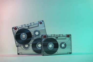 Neon ışıklı güzel ses kaseti. Minimalizm retro tarzı konsept. 80 'ler. Tasarım için arkaplan deseni.