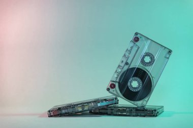 Güzel Ses kasetini neon ışıkla kapat. Minimalizm retro tarzı konsept. 80 'ler. Tasarım için arkaplan deseni.