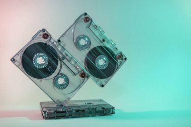 Neon ışıklı güzel ses kaseti. Minimalizm retro tarzı konsept. 80 'ler. Tasarım için arkaplan deseni.