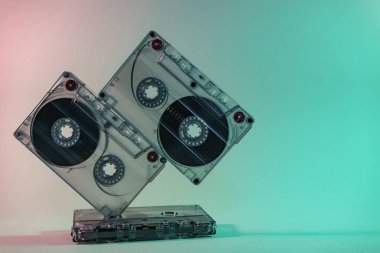 Neon ışıklı güzel ses kaseti. Minimalizm retro tarzı konsept. 80 'ler. Tasarım için arkaplan deseni.