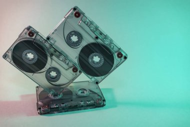 Güzel Ses kasetini neon ışıkla kapat. Minimalizm retro tarzı konsept. 80 'ler. Tasarım için arkaplan deseni.