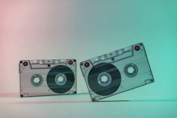 ネオンライトの美しいオーディオカセットテープミニマリズムレトロなスタイルのコンセプト 80年代 デザインの背景パターン — ストック写真