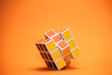 Gökyüzü arka planında alışılmadık renkleri olan Rubik Küpü.