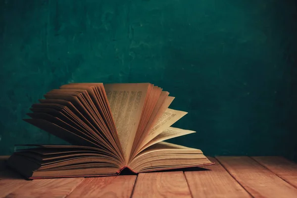 Zárja Gyönyörű Nyitott Régi Könyvet Egy Piros Asztalon Zöld Fal — Stock Fotó