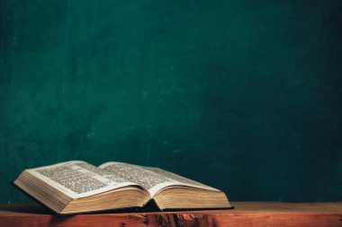 Kırmızı, eski, ahşap bir masada incili aç. Güzel yeşil duvar arkaplanı.