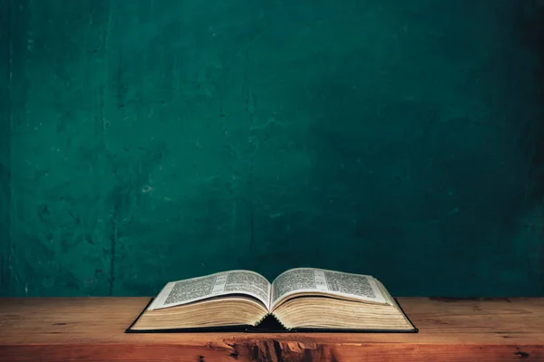 Biblia Abierta Sobre Una Vieja Mesa Madera Roja Hermoso Fondo — Foto de Stock