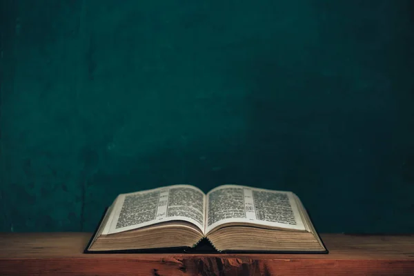 Bibbia Aperta Vecchio Tavolo Legno Rosso Bellissimo Sfondo Muro Verde — Foto Stock