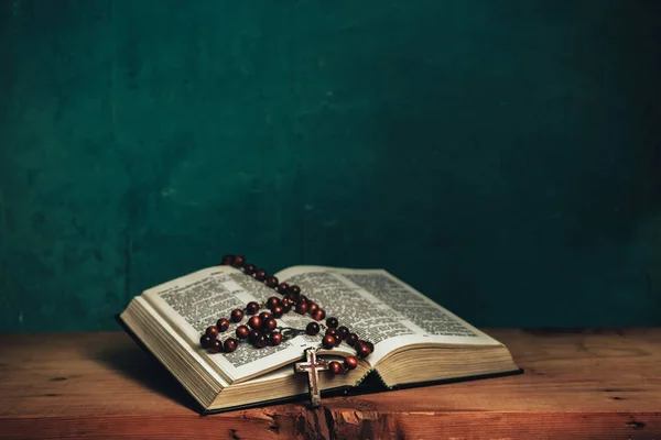 Auf Einem Roten Alten Holztisch Öffnen Sich Bibel Und Perlenkreuz — Stockfoto