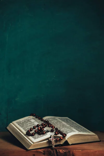Ouvrez Sainte Bible Crucifix Perles Sur Une Vieille Table Bois — Photo