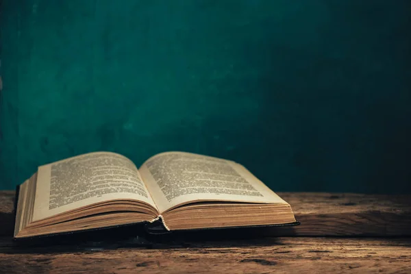 Old Book Old Oak Wooden Table Green Wall Background — Stock Photo, Image