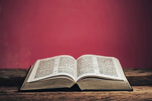 Öppna Bibeln Ett Gammalt Träbord Vacker Grön Vägg Bakgrund — Stockfoto