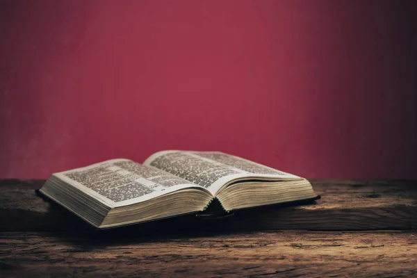 Biblia Aberta Uma Mesa Madeira Carvalho Velho Bela Parede Verde — Fotografia de Stock